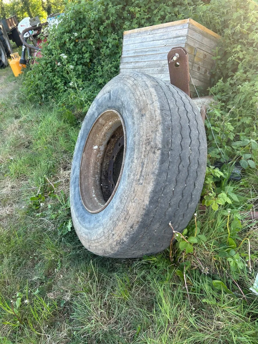 Super single tyres and rims 10 stud - Image 2