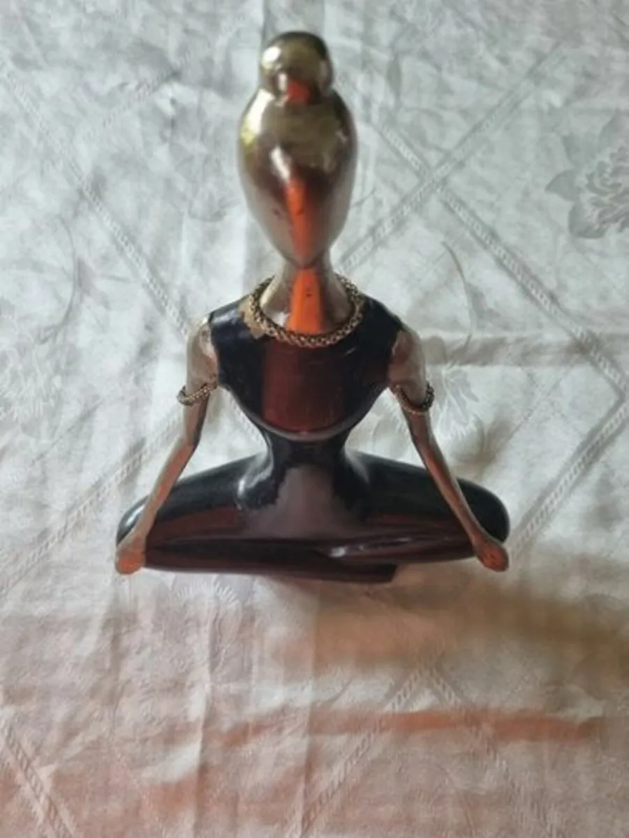 Vintage figurine of a meditating woman - Image 4
