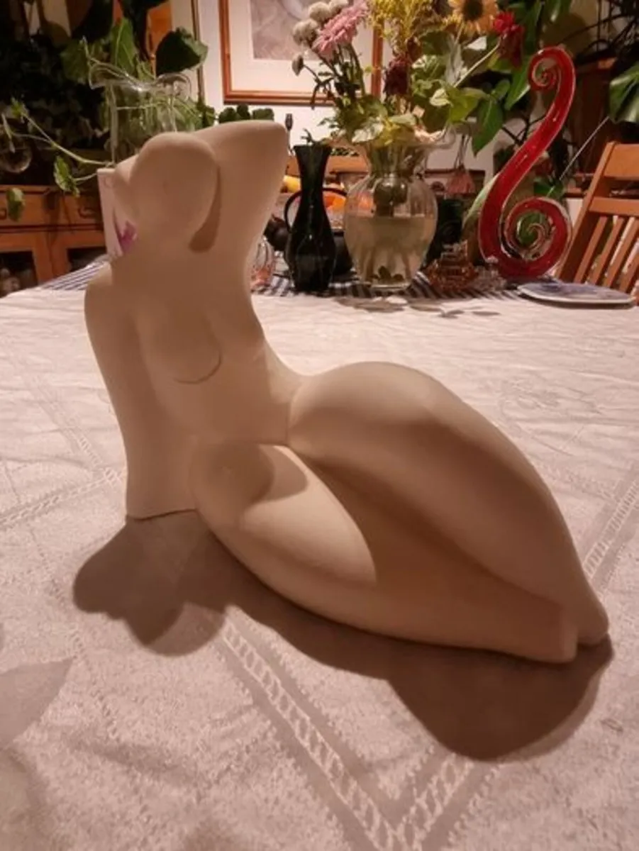 Female figurine made of white stone - Artistorika - Image 3