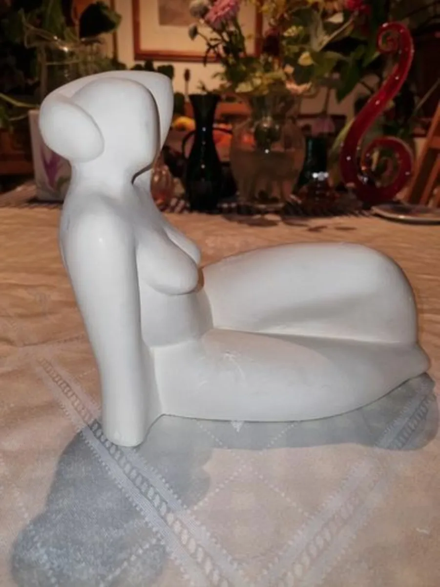 Female figurine made of white stone - Artistorika - Image 4
