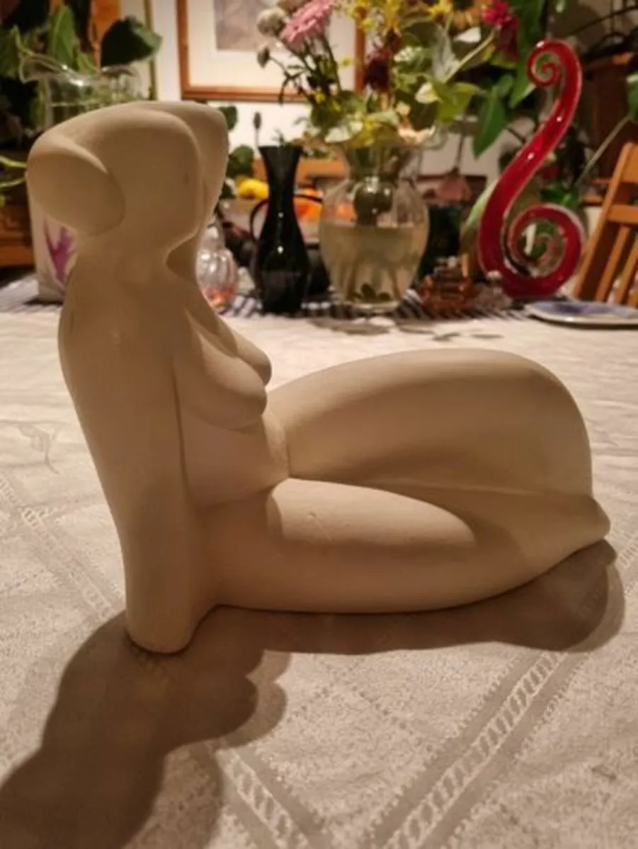 Female figurine made of white stone - Artistorika - Image 1