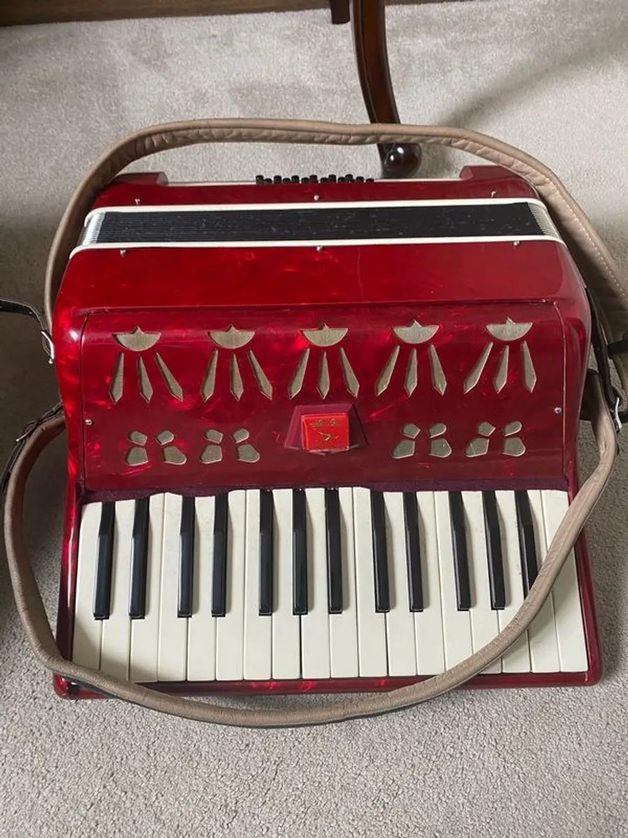 18 Button Piano Accordian - Image 1
