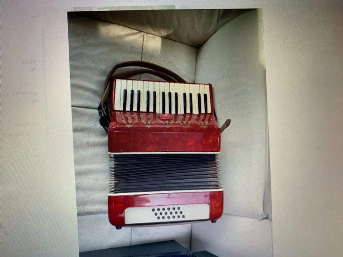 18 Button Piano Accordian - Image 2
