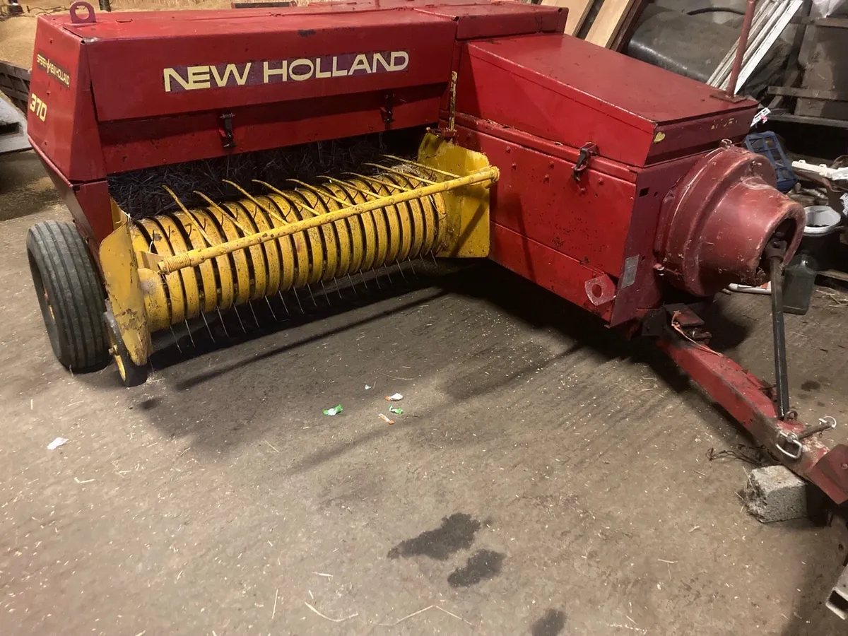 New Holland 370 baler - Image 1