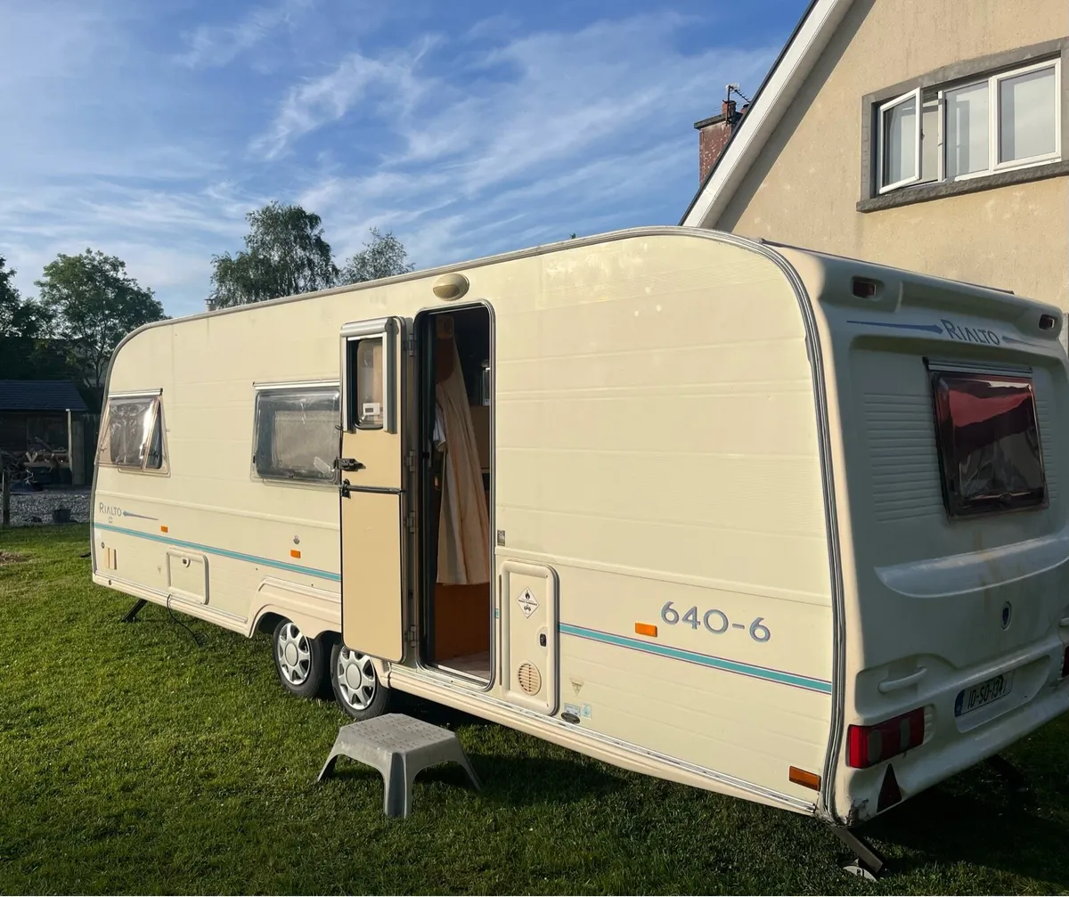 Avondale Rialto 640/6 touring caravan - Image 2
