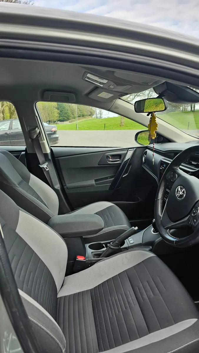 Toyota Auris 2017 - Image 2