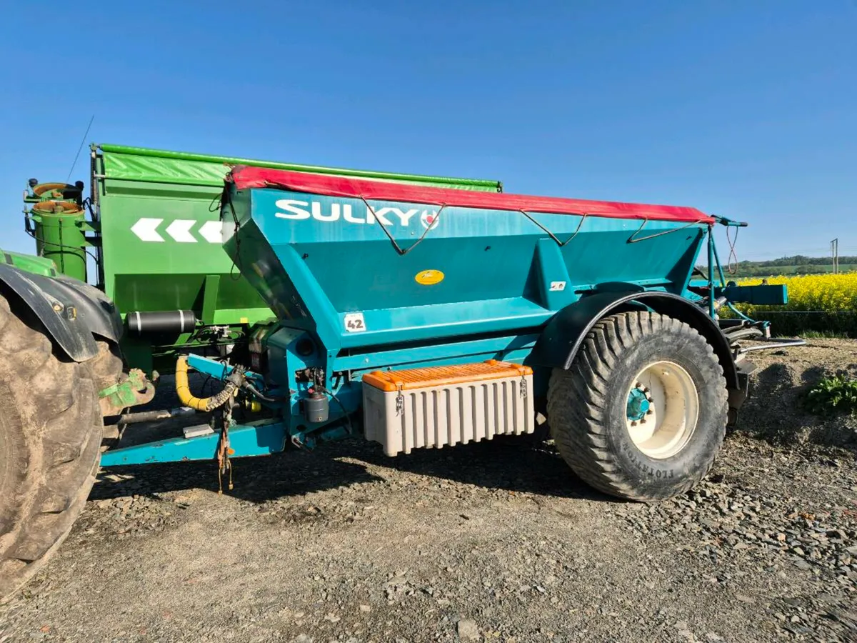 Fertiliser spreader - Image 1
