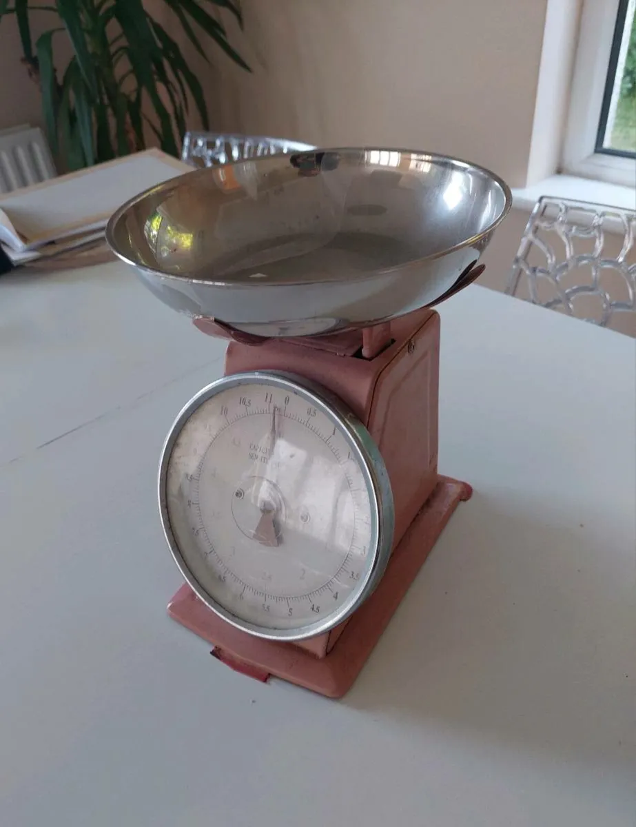 Retro Pink Kitchen Scales - Image 3