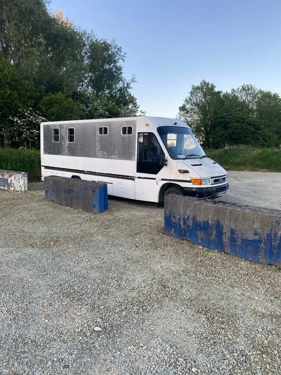 Camper living truck - Image 1