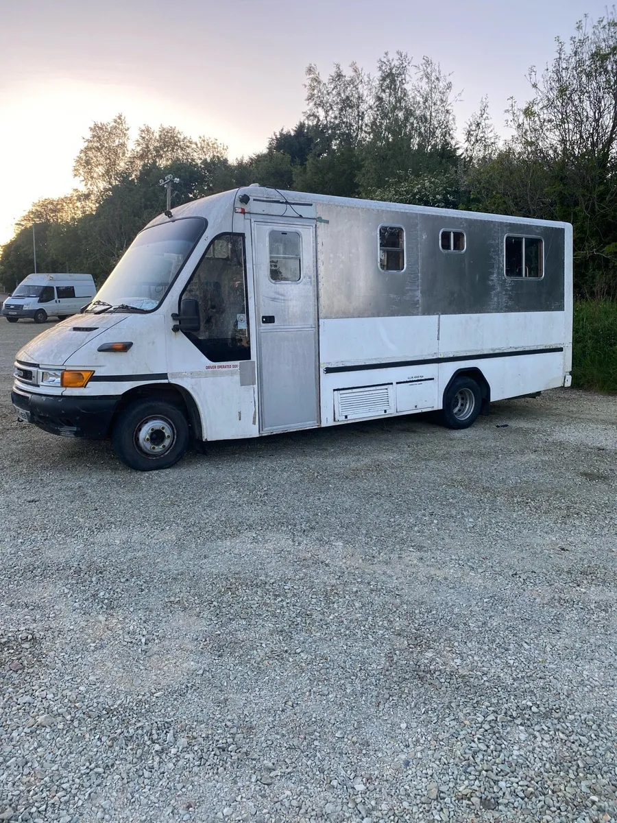 Camper living truck - Image 2