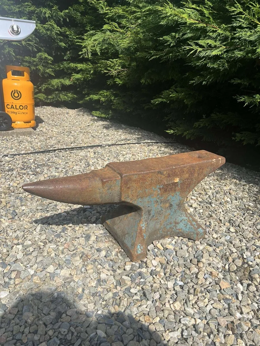 Large blacksmith anvil - Image 1