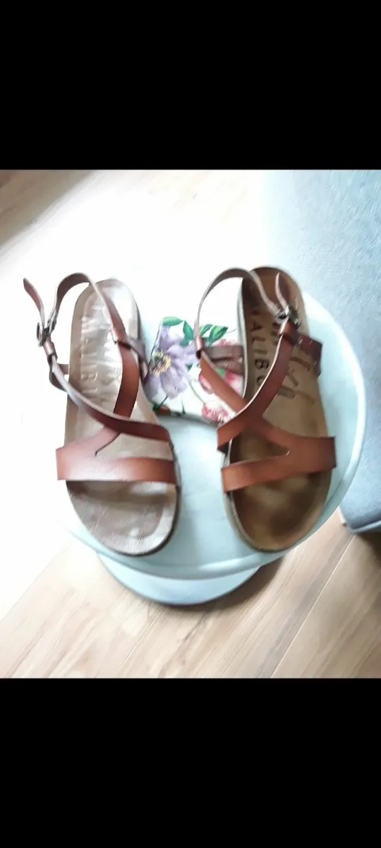 LADIES  LEATHER TAN SANDALS FROM OFFICE - Image 4