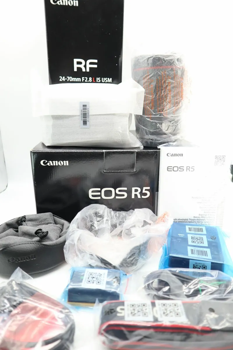 CANON EOS R5 CAMERA & RF 24-70mm F2.8L IS USM LENS - Image 2