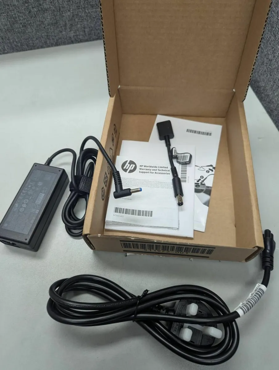 NEW HP 65W Smart AC Power Adapters with converters - Image 4