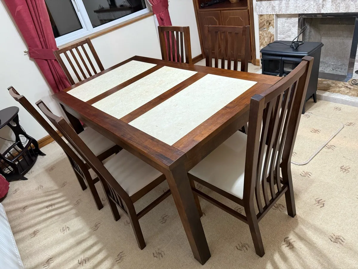 Table and chairs - Image 1