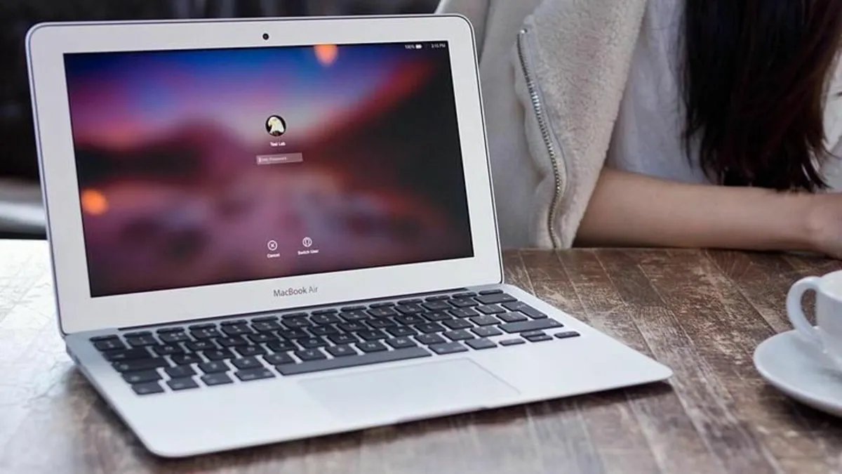 2015 Apple MacBook Air 13.3" i5 8GB RAM 256GB SSD - Image 1