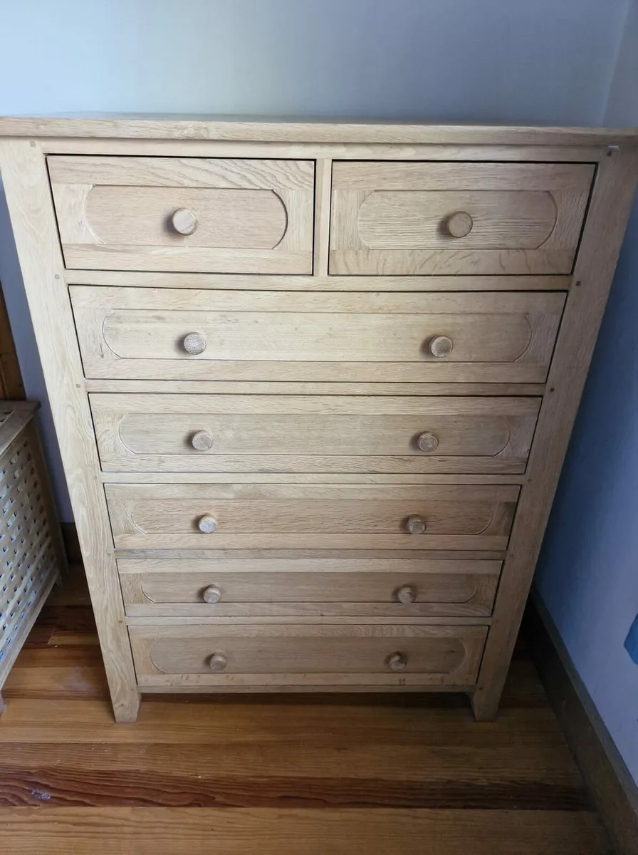Chest of Drawers & Bedside Lockers. Oak - Image 1