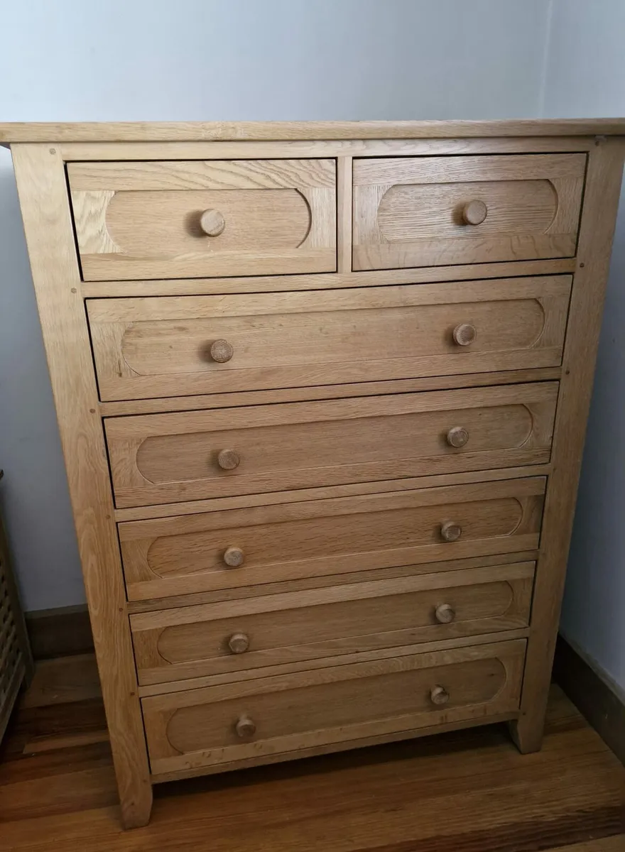 Chest of Drawers & Bedside Lockers. Oak - Image 2