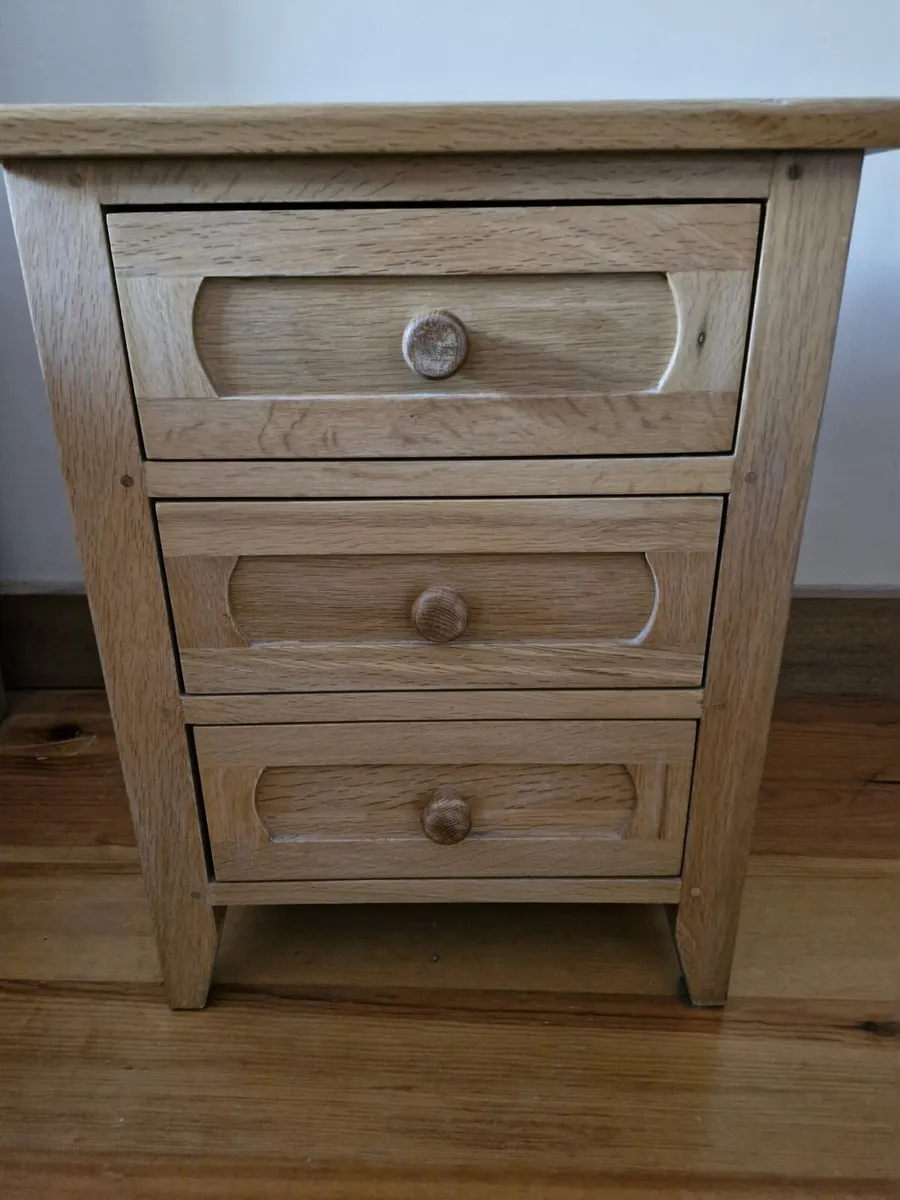 Chest of Drawers & Bedside Lockers. Oak - Image 3