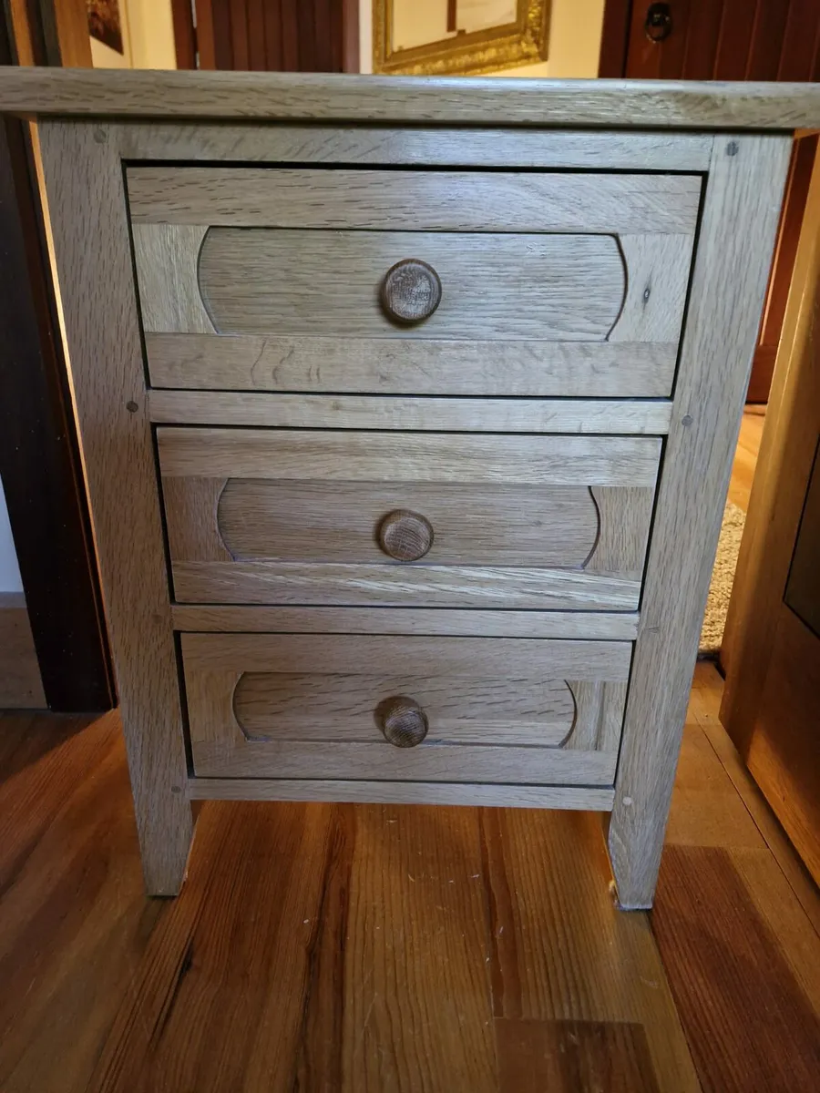 Chest of Drawers & Bedside Lockers. Oak - Image 4