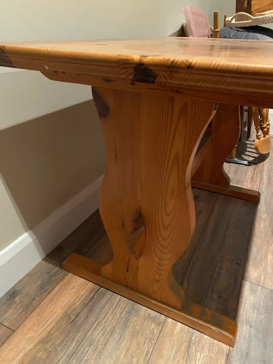 Table and chairs - Image 1
