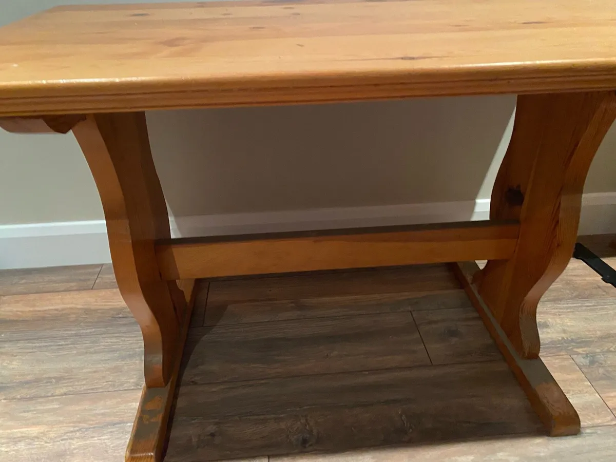 Table and chairs - Image 2