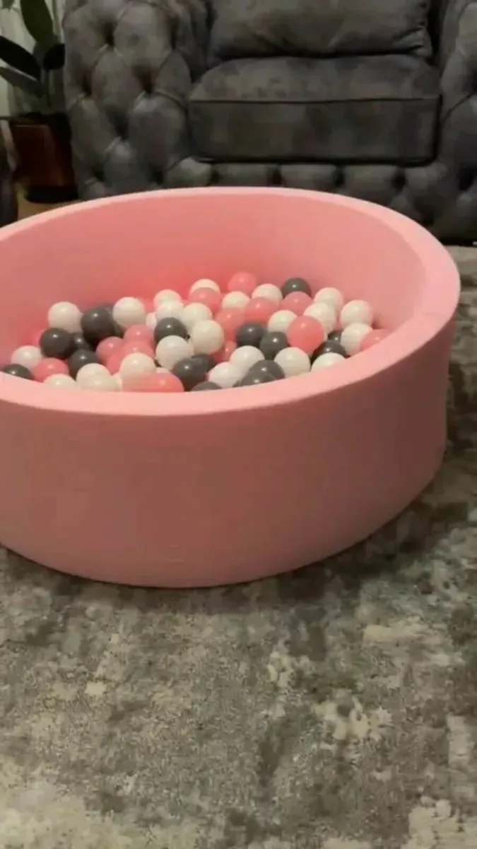 Soft Ball pit pool with 150 balls 90x30 brand new - Image 2