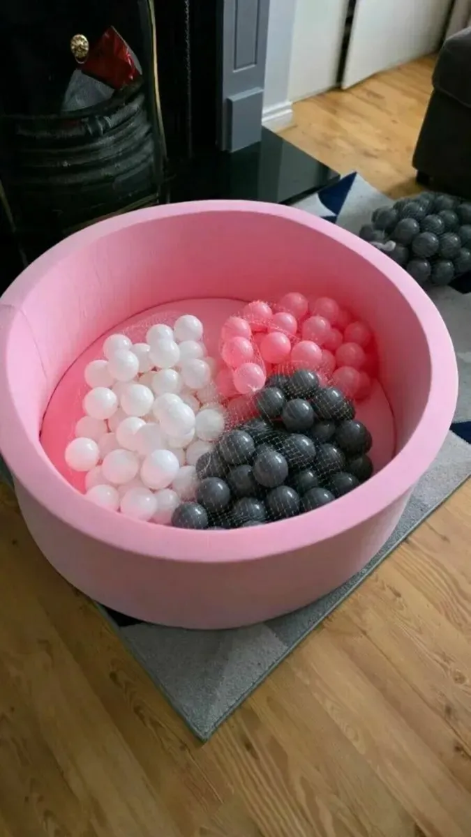 Soft Ball pit pool with 150 balls 90x30 brand new - Image 3