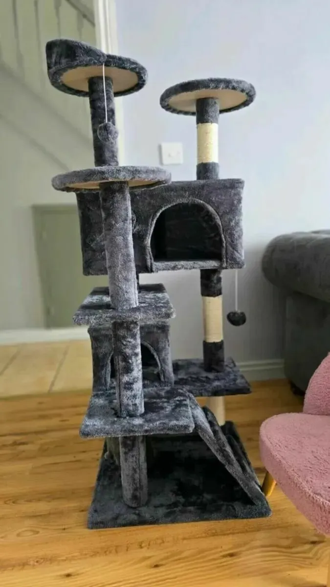 Cat tree scratcher brand new - Image 1