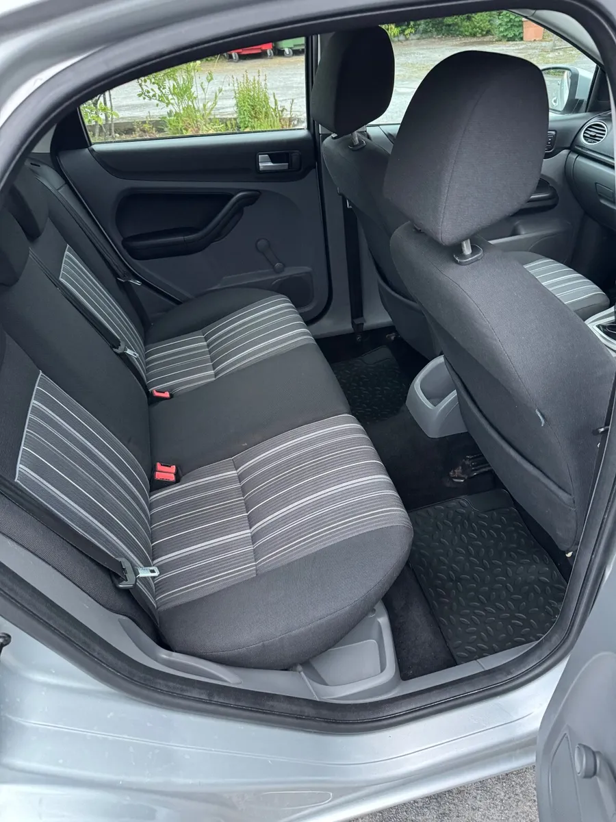 Ford Focus 2010 - Image 2