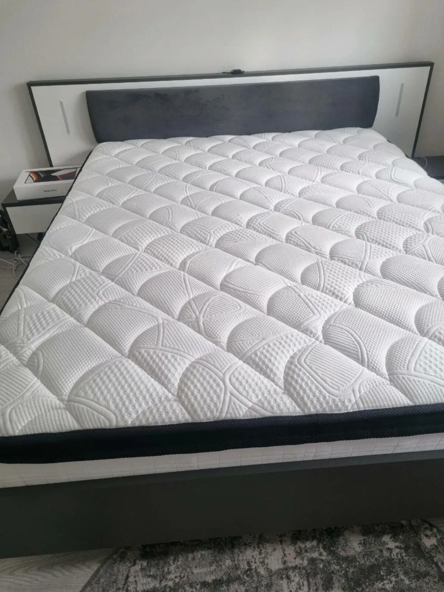 Bed frame - Image 1