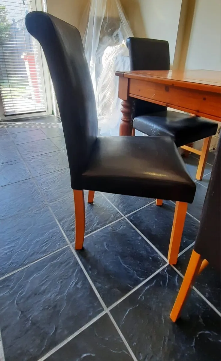 Table and Chairs - Image 4