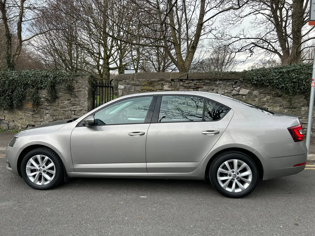 2017 SKODA OCTAIVA TSI PARKING CAMERA - Image 4