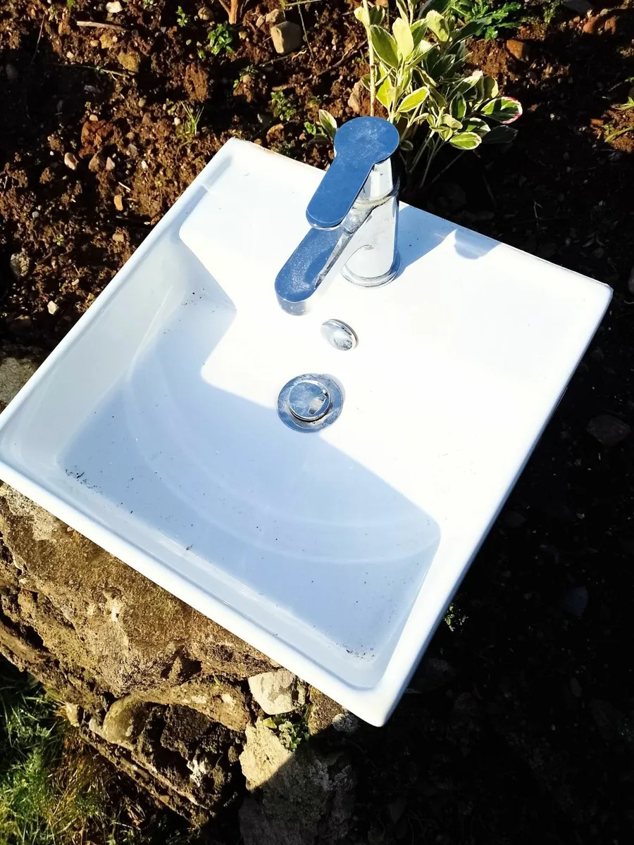 BATHROOM SINK - Image 1