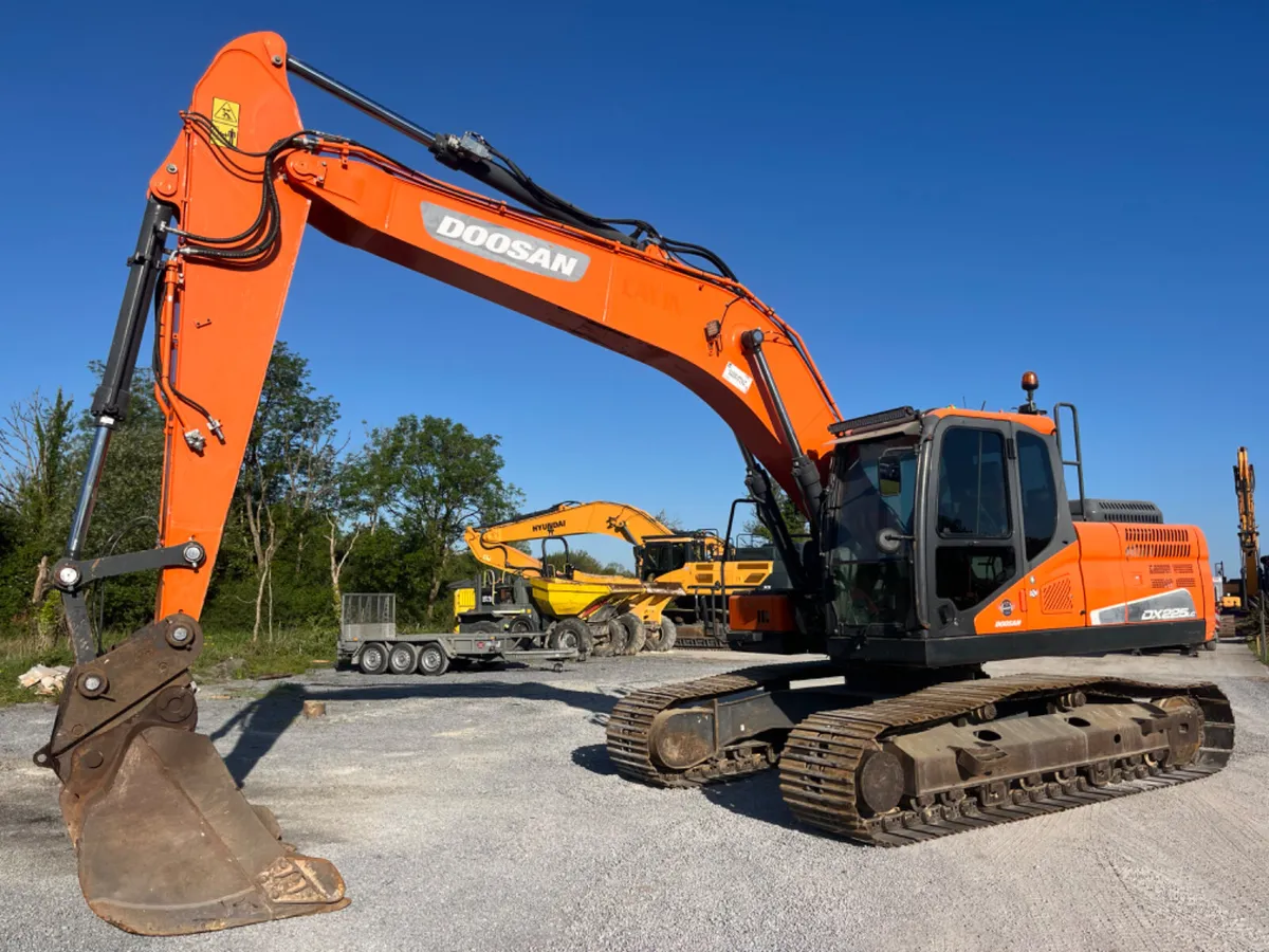 2018 Doosan DX225LC-5 - Image 2