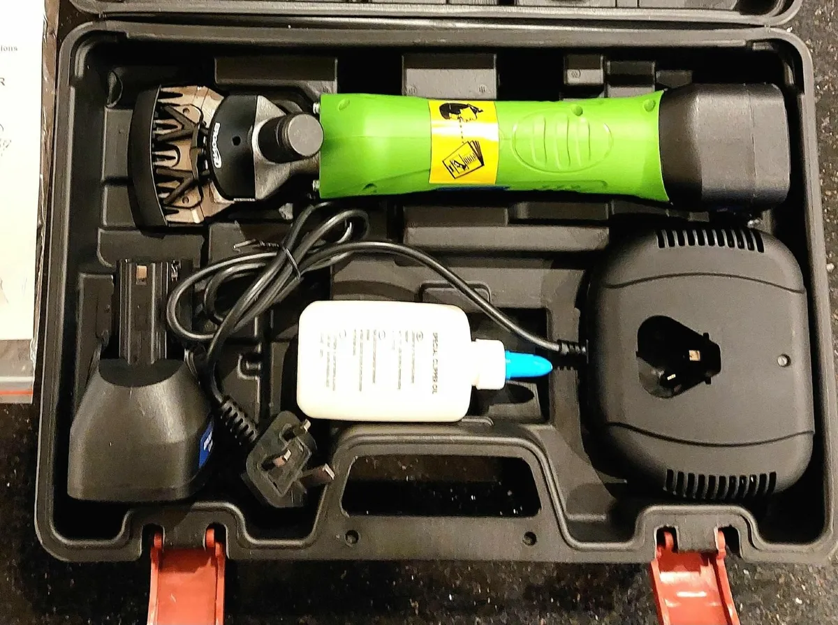 2 x BATTERY SHEEP & CATTLE CLIPPER ..FREE DELIVERY - Image 4