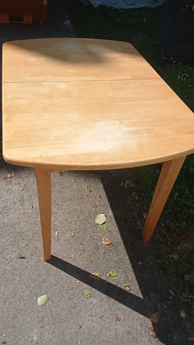 Table and 4 chairs - Image 1