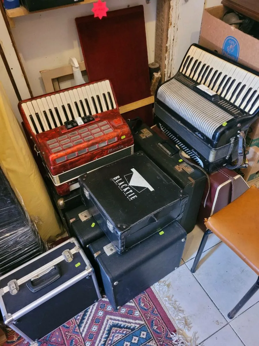 Accardion Weltmeister .Hohner .price from 100-300 - Image 1