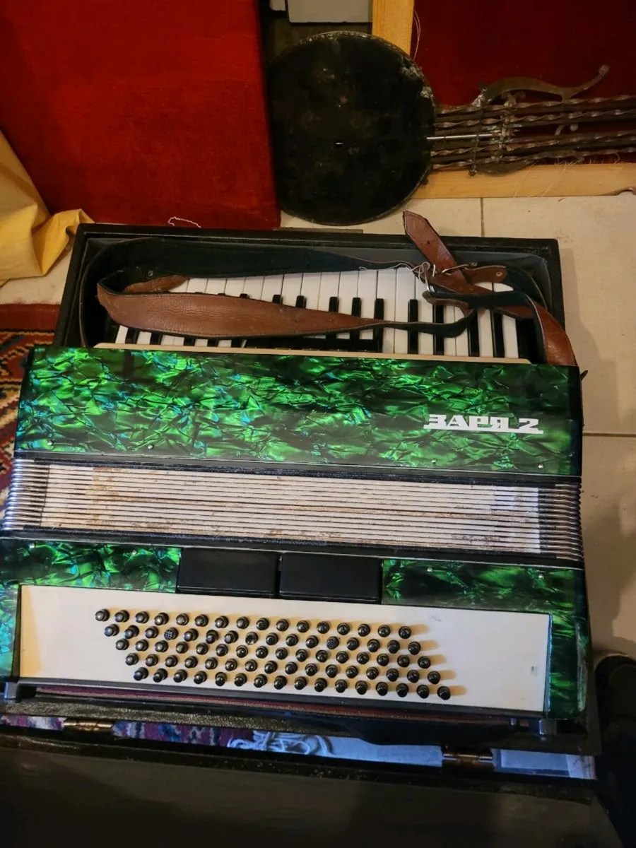 Accardion Weltmeister .Hohner .price from 100-300 - Image 3
