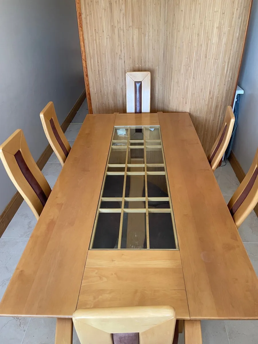 Table and chairs - Image 1