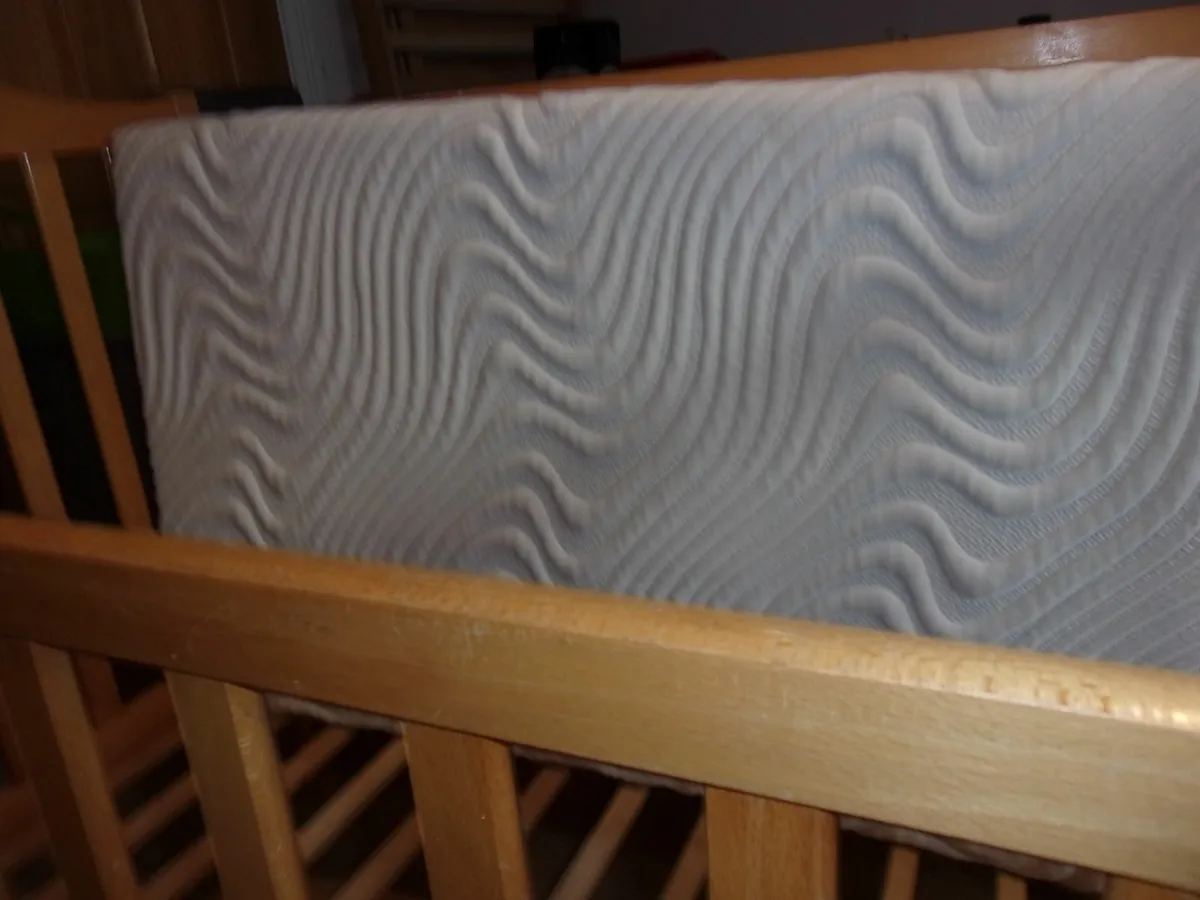 BABYS  COT  WITH  HEIGHT ADJUSTMENT +  MATTRESS