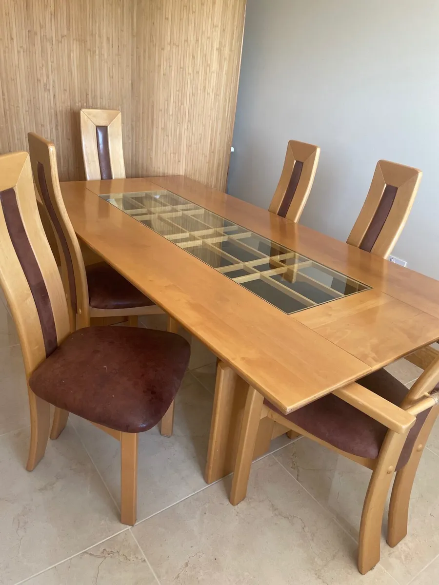 Table and chairs - Image 4