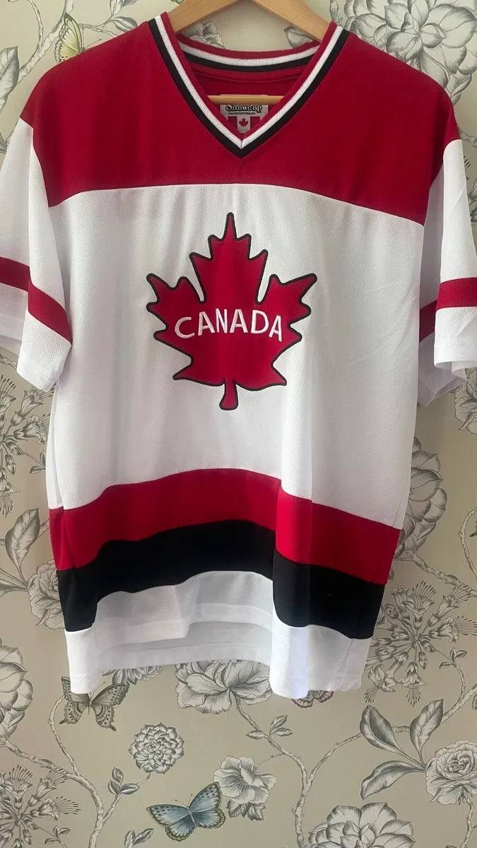 New Canada jersey large - Image 1