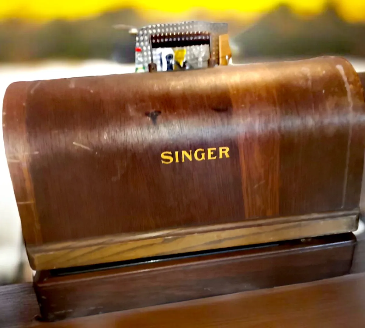 1920 manual SINGER sewing machine with key - Image 1