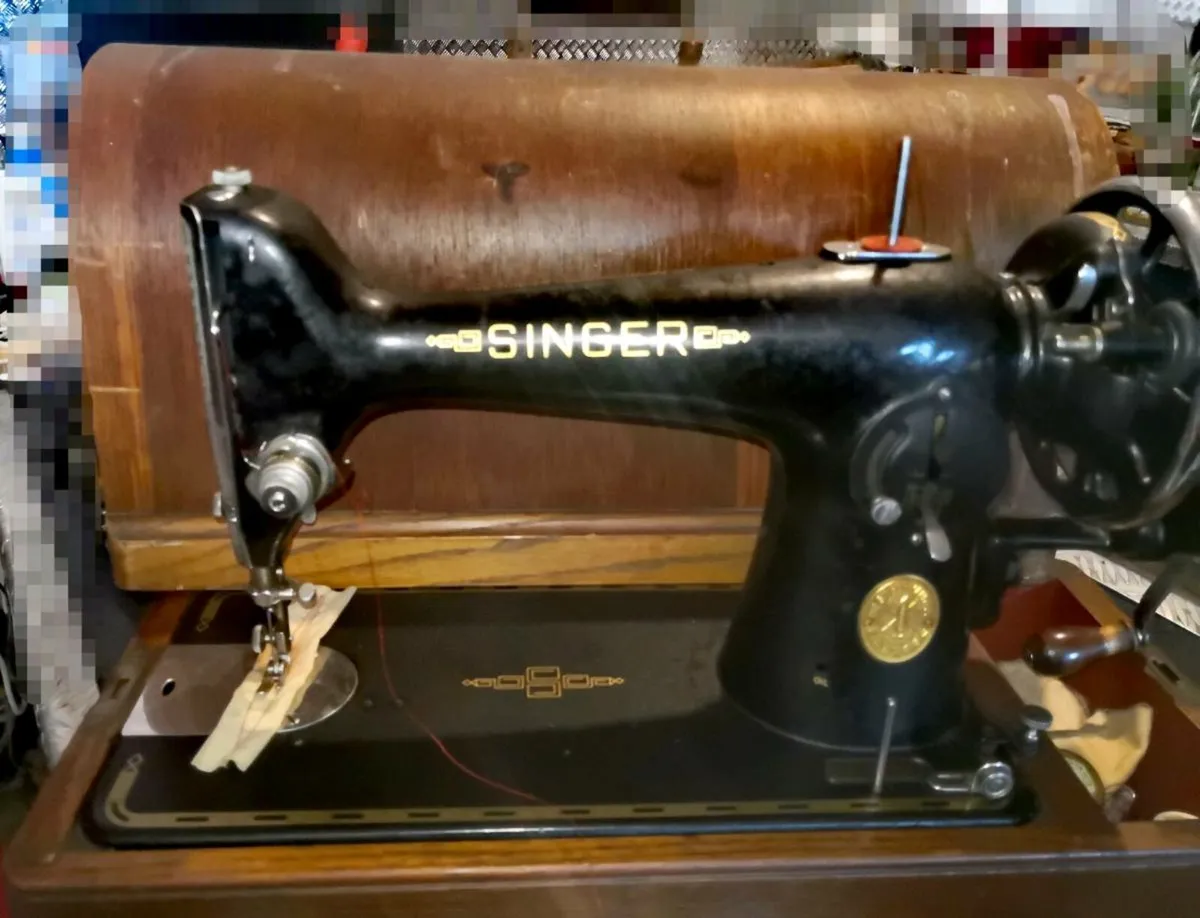1920 manual SINGER sewing machine with key - Image 2