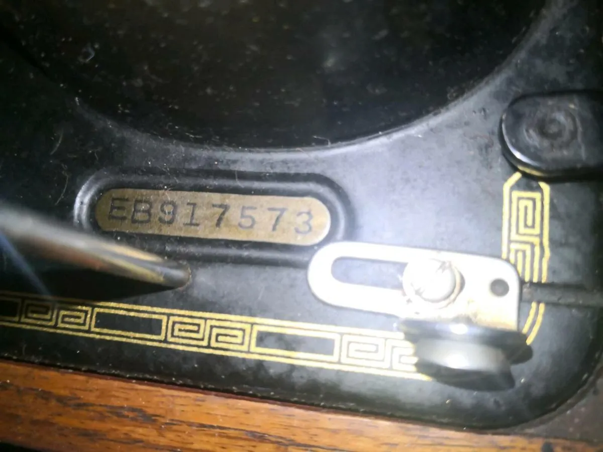 1920 manual SINGER sewing machine with key - Image 3