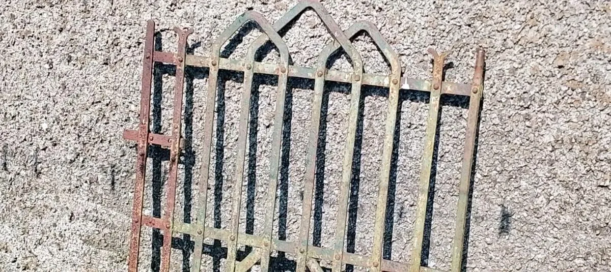 Old gate - Image 4