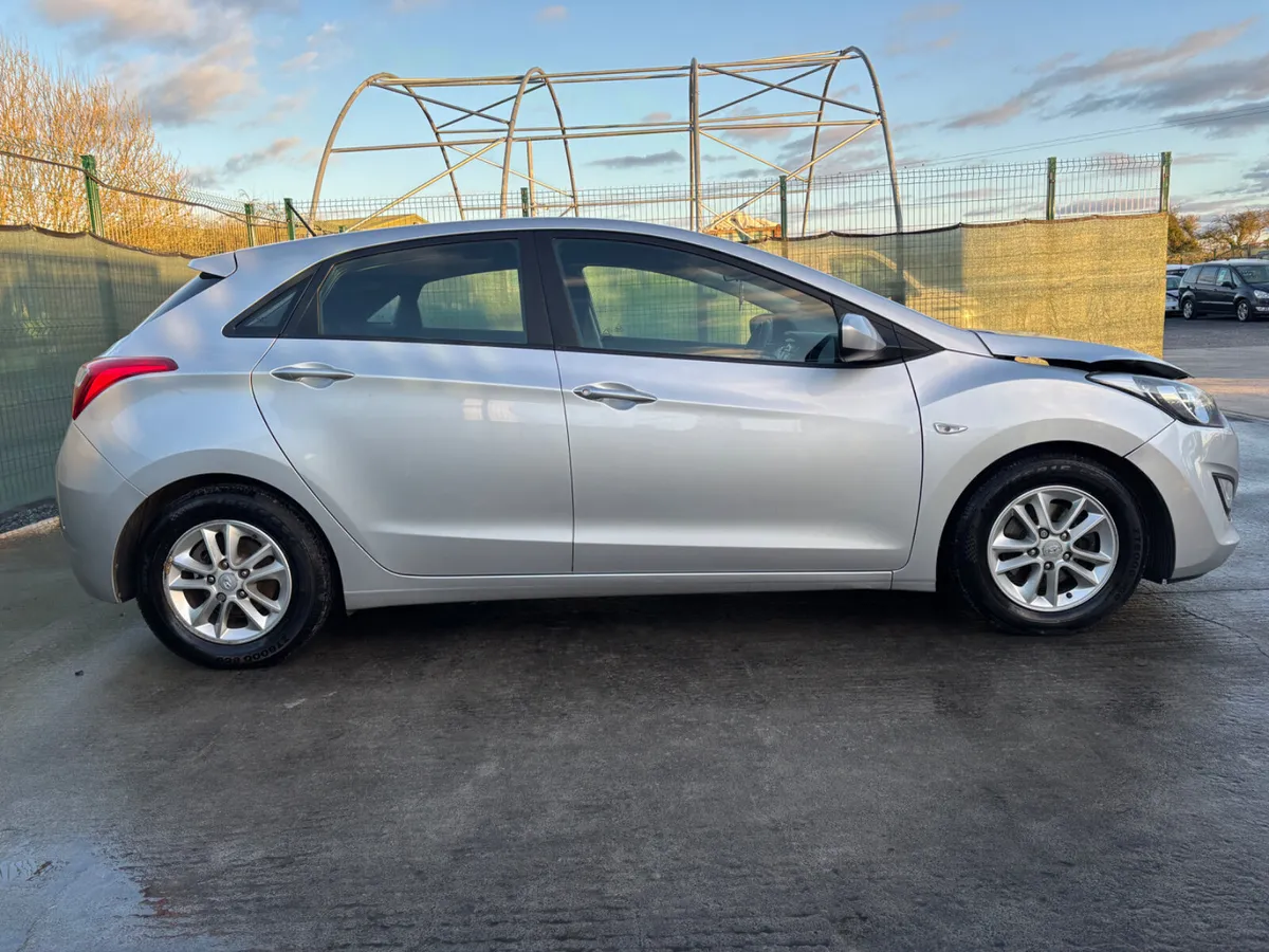 2012 Hyundai i30  light front damage - Image 4
