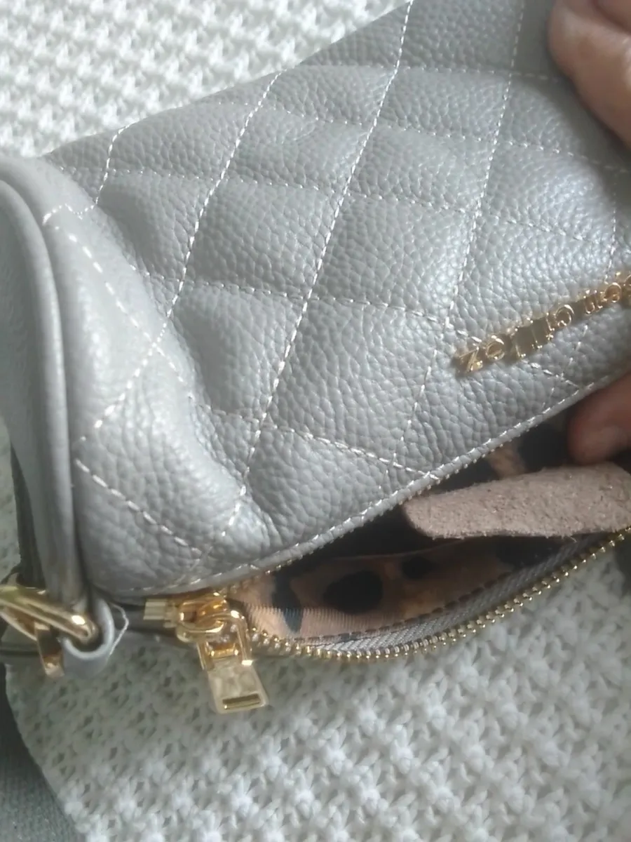 LIGHT GREY SOFT LEATHER CROSSBODY BAG - Image 3