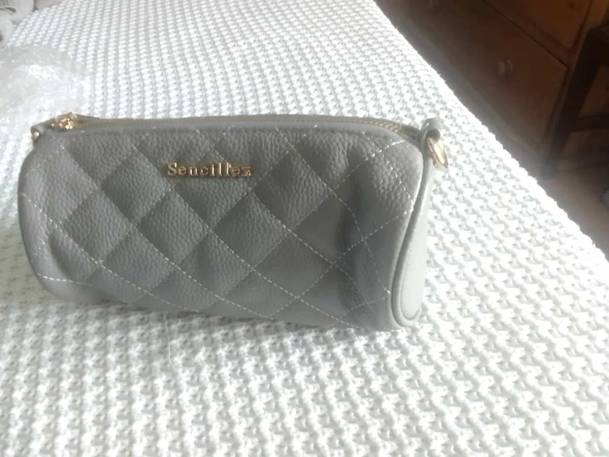 LIGHT GREY SOFT LEATHER CROSSBODY BAG - Image 4
